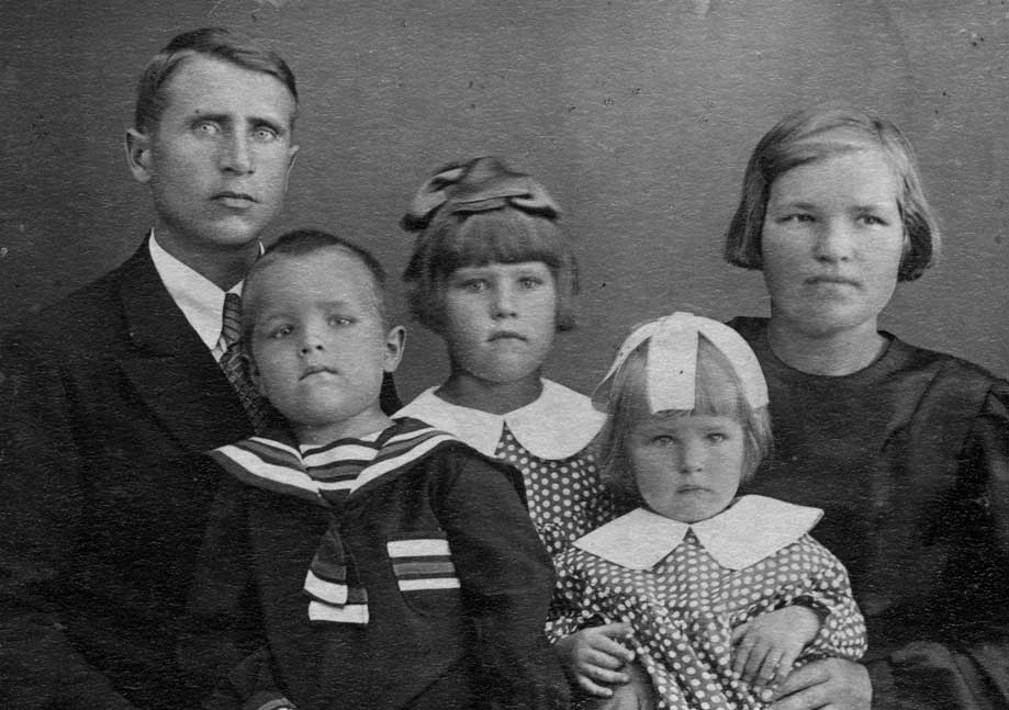 Слева направо: Михаил Власович Шалимов с сыном Володей, дочерьми Валей и Галей, женой Любовью Панфиловной Шалимовой (Сосновских).