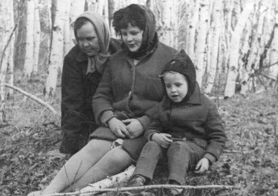 В лесу. Мария Сосновских с дочерью Надеждой и внуком Сашей. 1972 г.