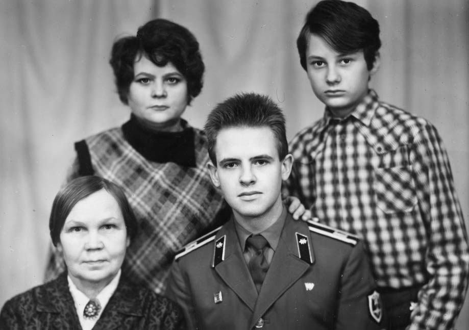 Мария Сосновских с дочерью Надеждой Камянчук (Сосновских) и внуками Сашей (в военной форме) и Максимом.