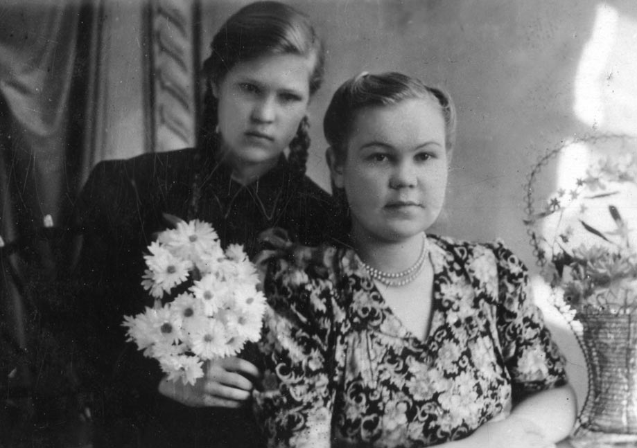 Слева направо: Валентина Царегородцева (Шалимова), Мария Сосновских.