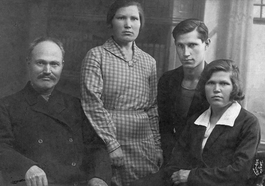 Слева направо: Георгий Сосновский с дочерью Евлалией, сыном Дмитрием, дочерью Наталией.