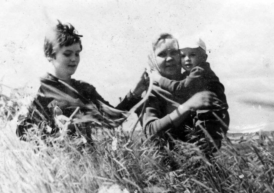 Мария Сосновских с дочерью Надеждой и внуком Сашей
