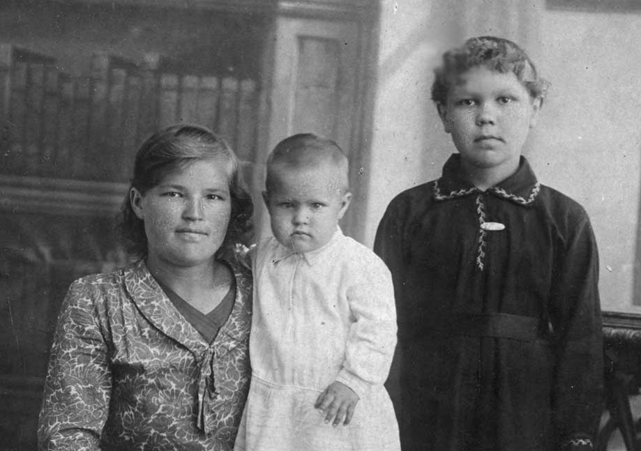 Слева направо: Любовь Шалимова (Сосновских) с дочерью Валей и сестрой Марией Сосновских.