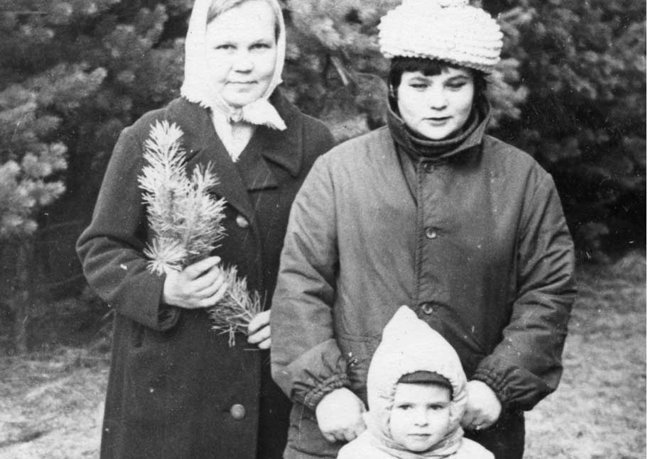 Мария Сосновских с дочерью и внуком. Слева направо: Мария Панфиловна Сосновских, Надежда Камянчук (Сосновских) с сыном Сашей.