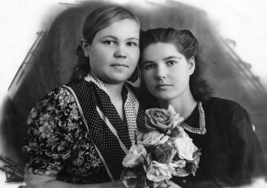 Слева направо: Мария Сосновских с подругой Екатериной Богдановой.