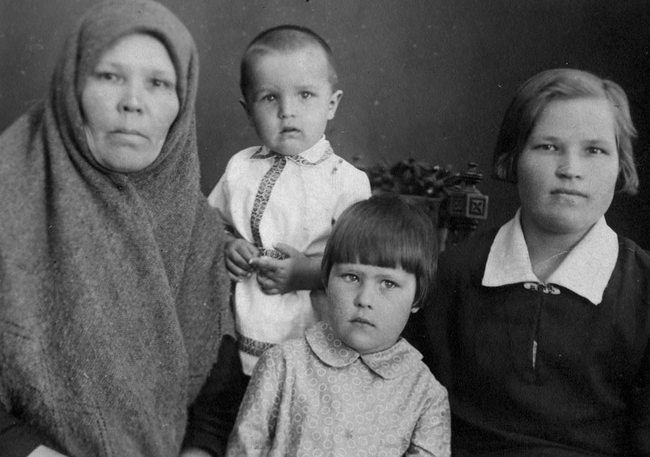 Слева направо: Сосновских Параскева Ивановна (мама Марии Сосновских) с внуками Вовой и Валей и дочерью Любой.